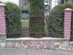 Сварные заборы с кирпичными столбами 80 метров